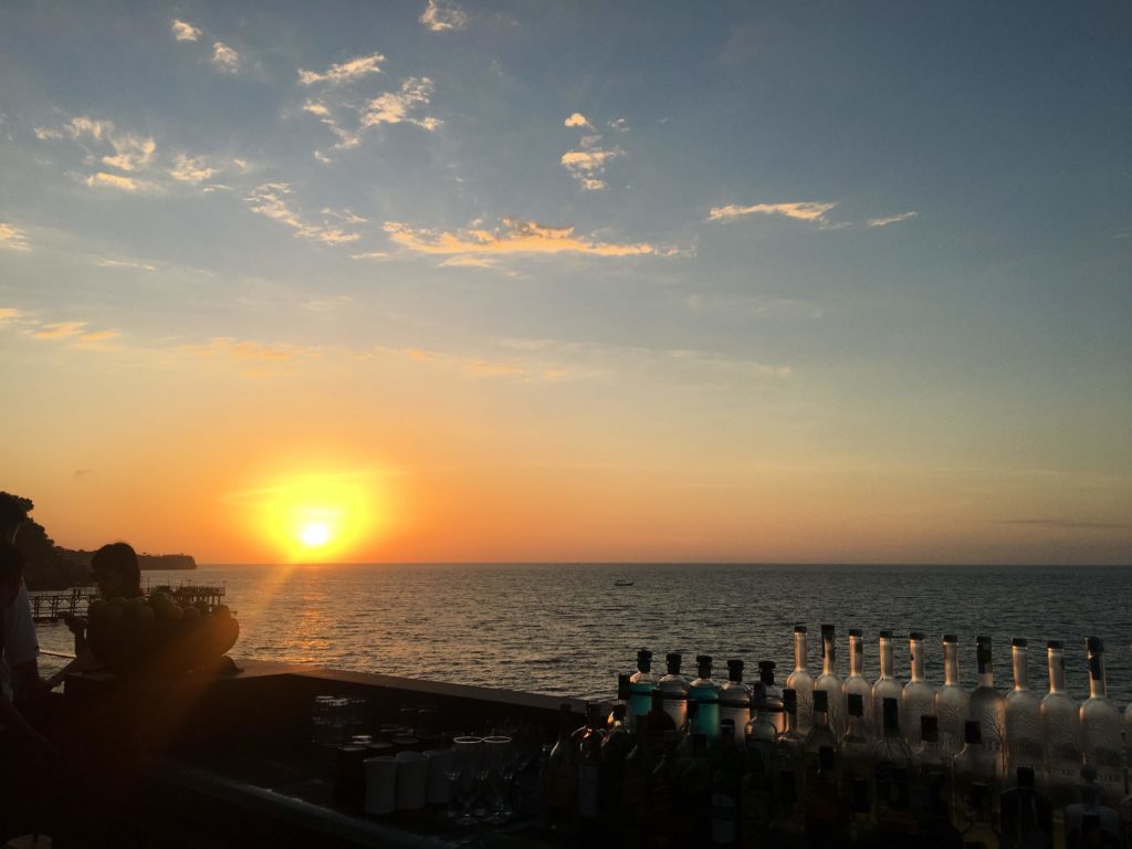 バリ島　ロックバー　夕日